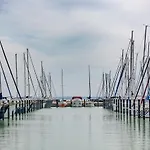 Balatonfoi Yacht Club 4* بالاتونكينيشي