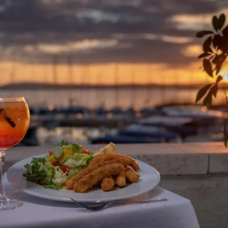 Balatonfoi Yacht Club מלון 4*