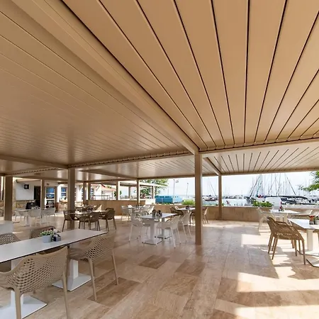 מלון Balatonfoi Yacht Club 4*