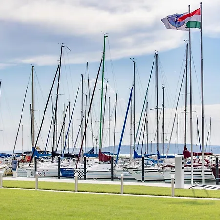מלון Balatonfoi Yacht Club