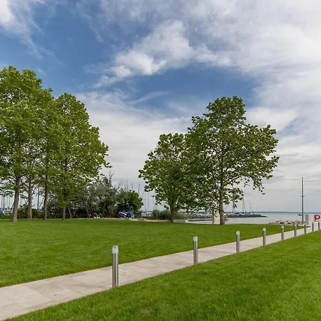 Balatonfoi Yacht Club 4* באלאטונקנשה