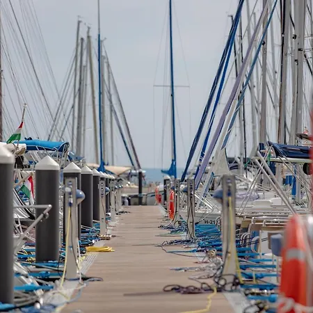 Balatonfoi Yacht Club באלאטונקנשה