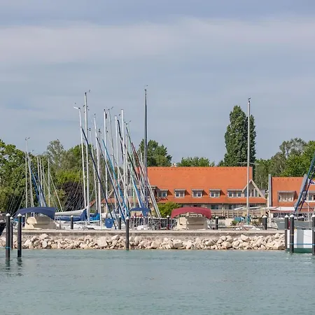 Balatonfoi Yacht Club מלון