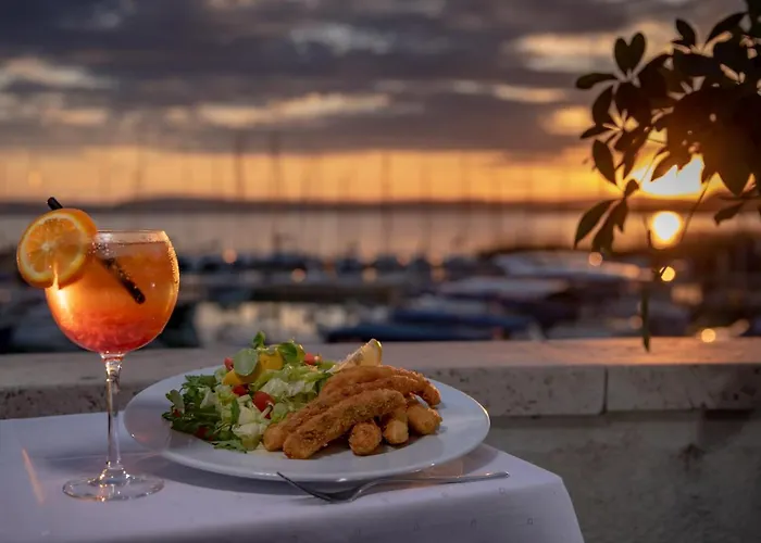 Balatonfoi Yacht Club מלון 4*