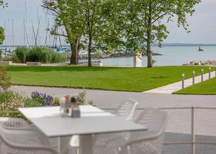 Balatonfoi Yacht Club מלון באלאטונקנשה