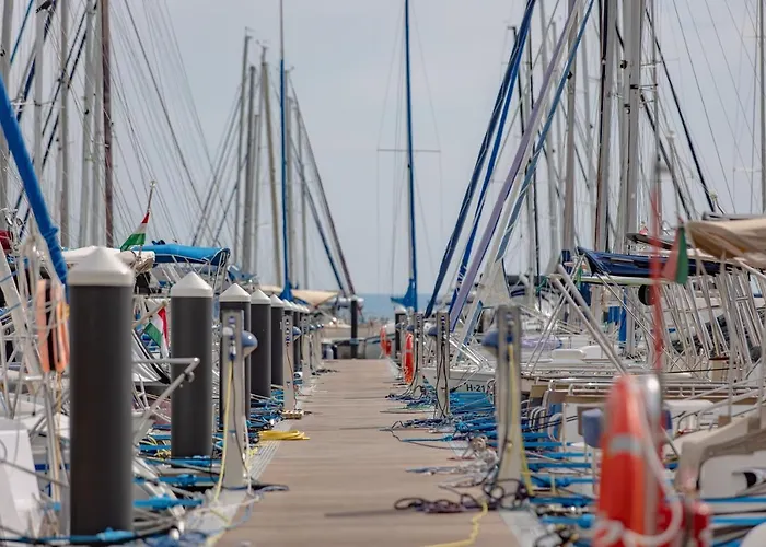 Balatonfoi Yacht Club באלאטונקנשה