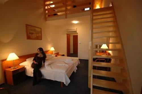 Balatonfoi Yacht Club 4* באלאטונקנשה