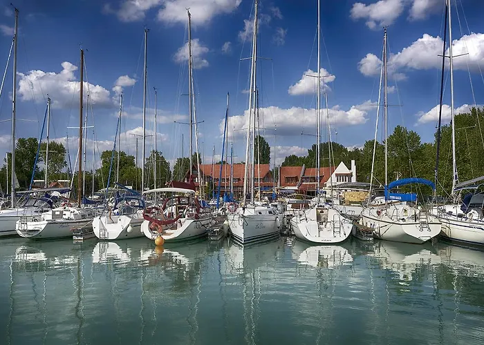 מלון Balatonfoi Yacht Club